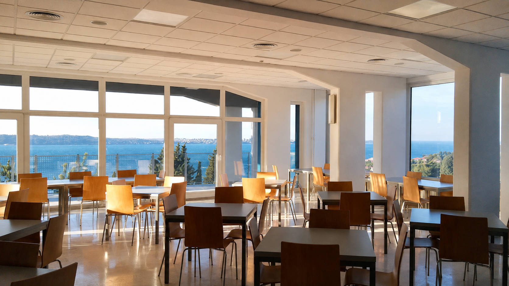 Pogostitev v svetlem ambientu z razgledom na morje v Portorožu